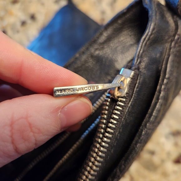 Marc Jacobs black leather with silver tone hardware hanging purse - Picture 10 of 13